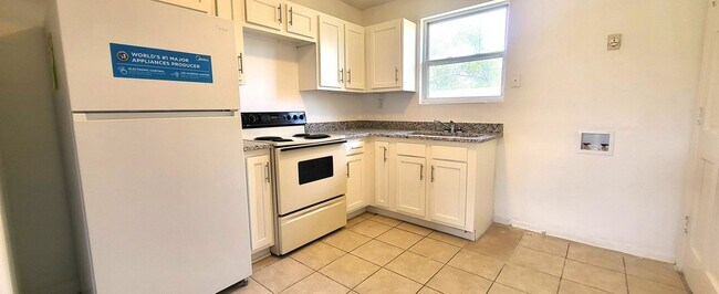 Building Photo - 2BR / 1 BA Riverside Downstairs Apartment ...