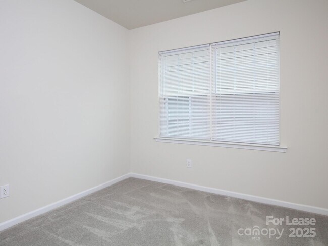 Building Photo - 161 White Apple Wy