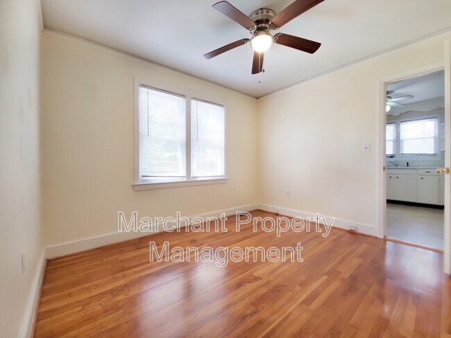 Building Photo - 8 E Circle Ave