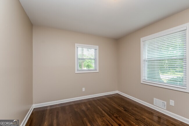 Building Photo - 742 King Rd