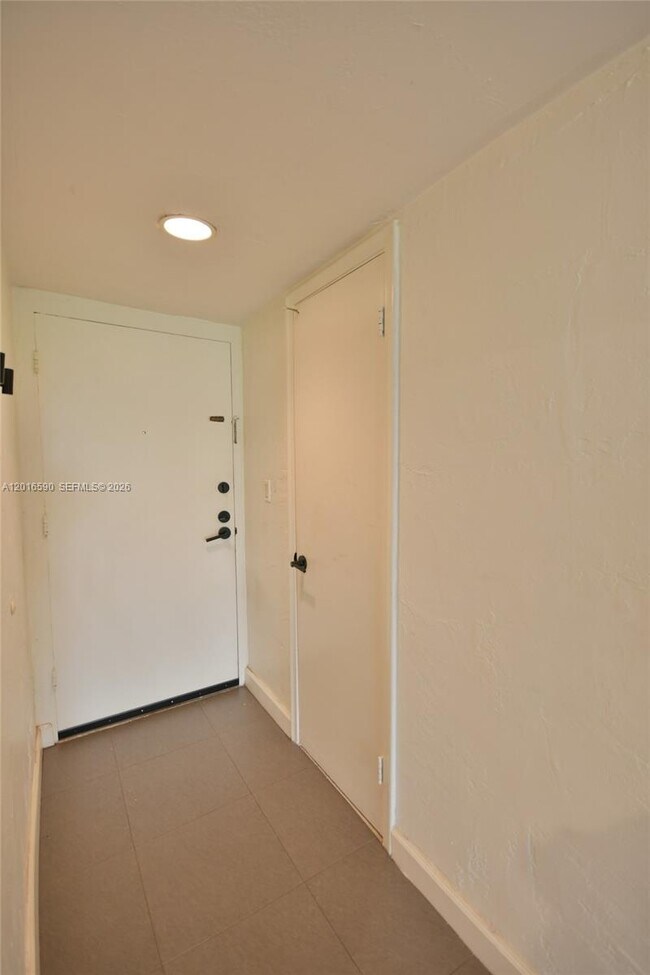 Building Photo - 6884 N Kendall Dr
