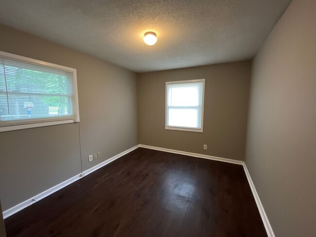 Building Photo - **AVAILABLE NOW**3 Bedroom / 1 Bathroom Ho...