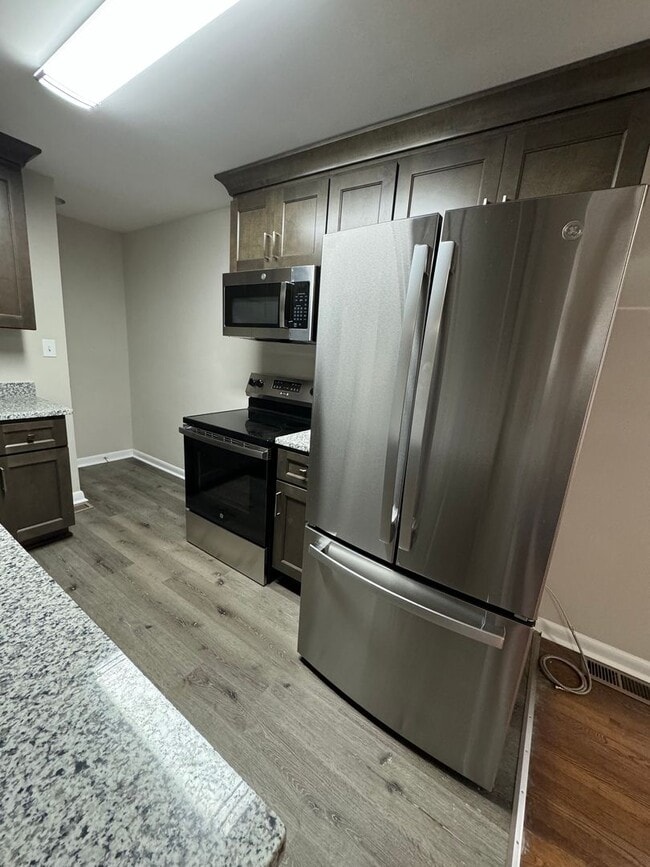 Building Photo - Beautiful 4 Bedroom, 2 Bath House Convenie...