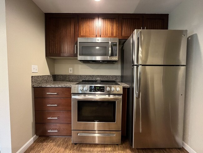 Building Photo - Ground Floor End Unit on Jantzen Beach with River Views & Flexible Living Space