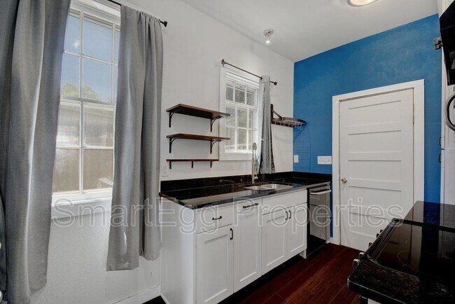 Building Photo - 920 E 51st St