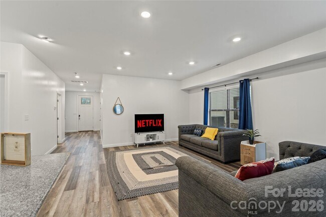 Building Photo - 2813 Ava Ave