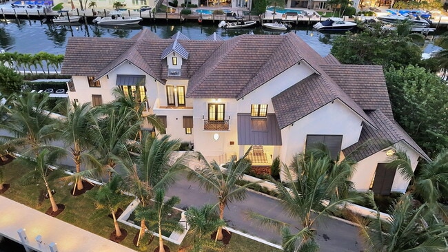 Building Photo - 400 Mola Ave