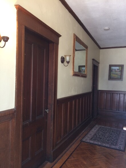 Entrance hallway - 251 School St