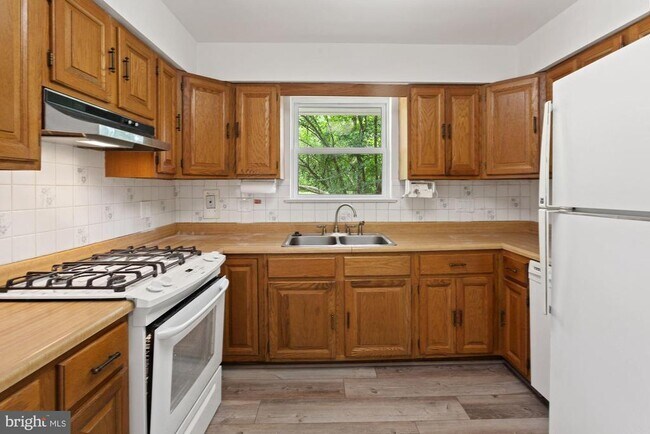 Building Photo - 7106 Jayhawk St