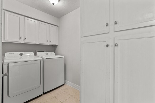 Building Photo - 3636 Greenacres Blvd