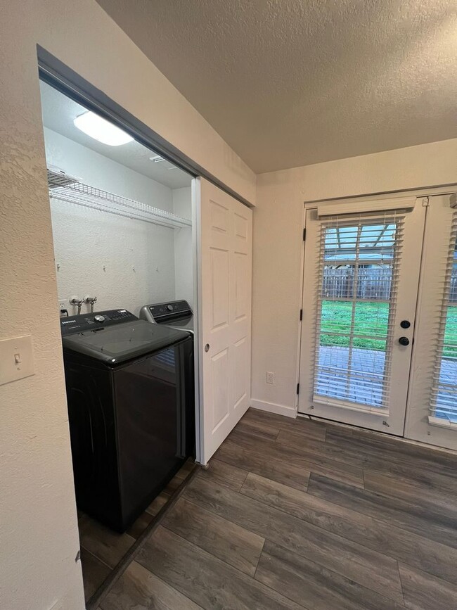 Building Photo - Pet Friendly Updated Rambler