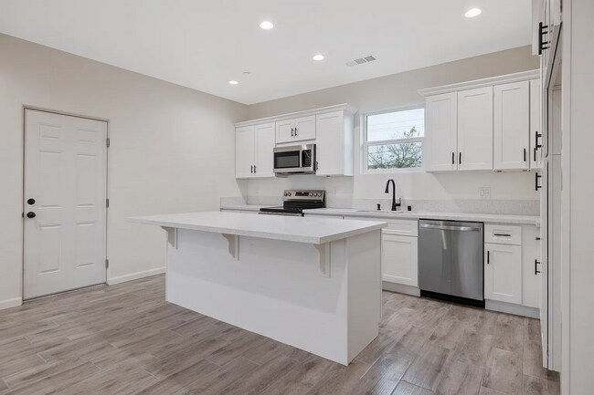 Building Photo - 601 E 10th St