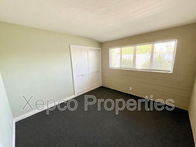 Building Photo - 1680 E Mesquite Ave