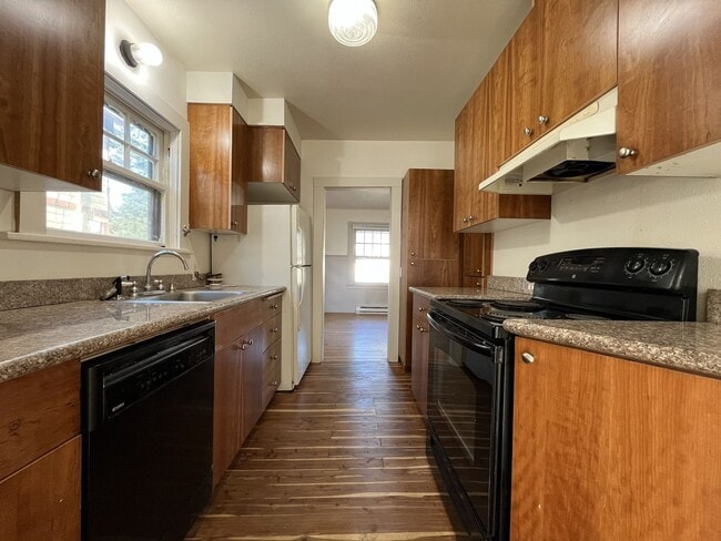 Building Photo - Character-Rich Two-Bedroom with Vintage Bath, Ample Storage & Expansive Outdoor Space