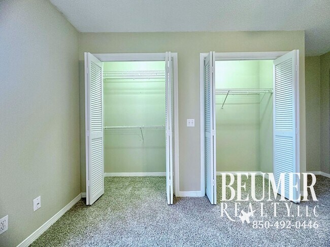 Building Photo - 5027 Shoshone Dr