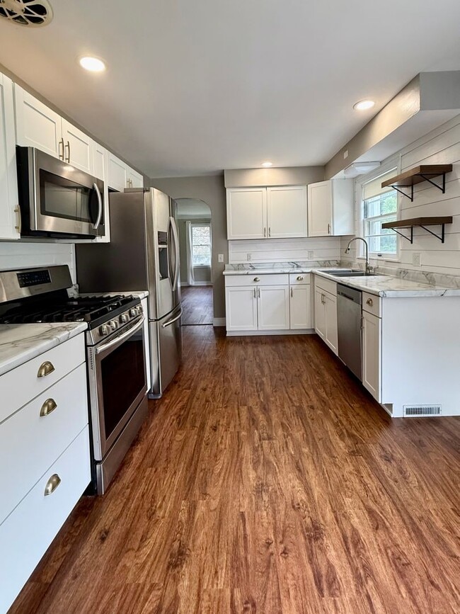 Building Photo - Four Bedroom Home in Kalamazoo