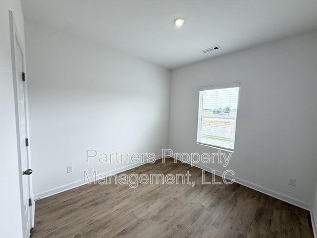 Building Photo - 509 S Neon Ave