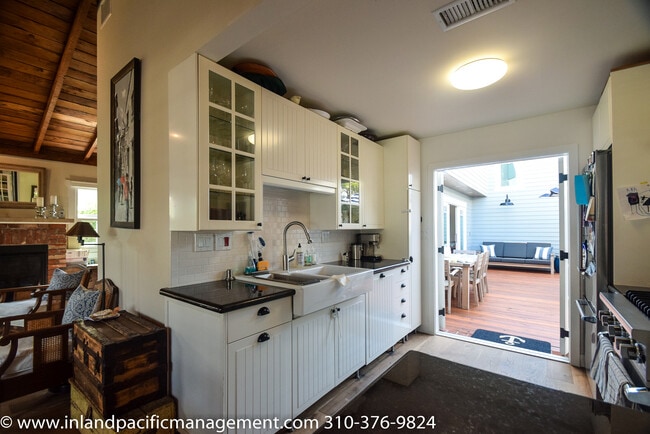 Building Photo - Exquisitely Remodeled Craftsman Style Home