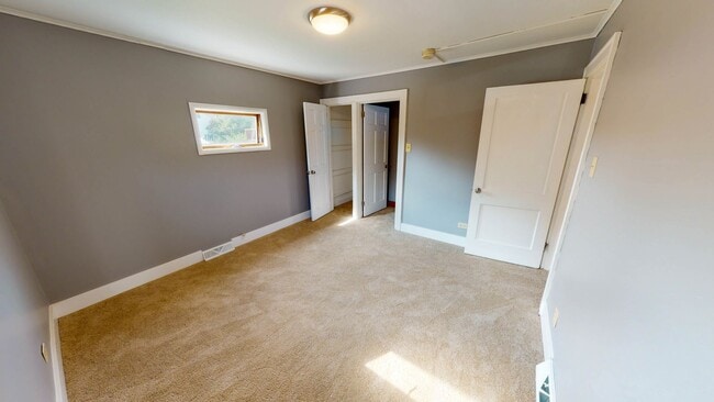 Building Photo - 4 Bedroom / 1 Bath Home For Rent!