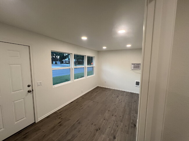 Building Photo - Live close to TSU in this 5 bedroom!
