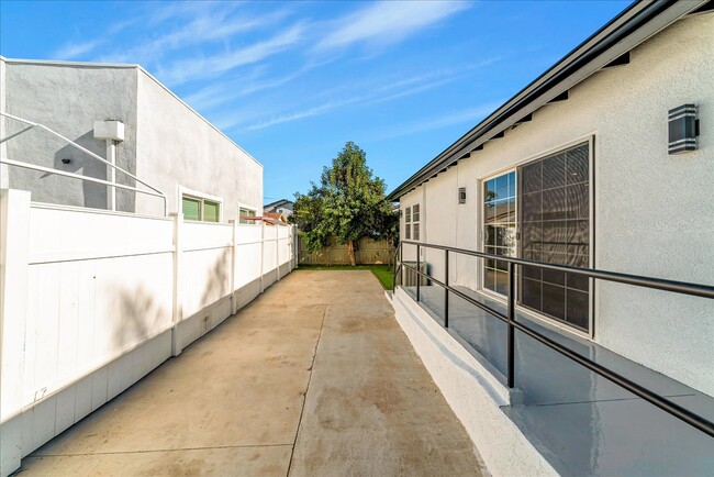 Building Photo - 22057 Vanowen St