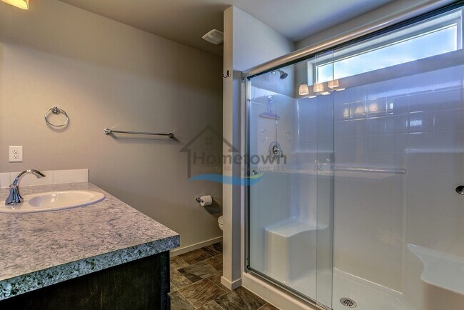 Building Photo - Beautiful 3 bed 2.5 bath Home in Post Falls