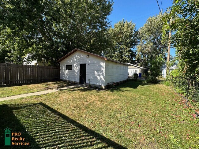 Building Photo - Charming 2 Bedroom Home in St. Paul