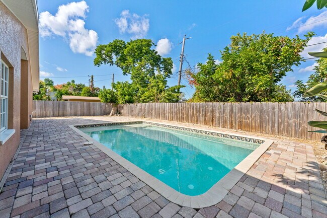 Building Photo - 6515 34th Ave N