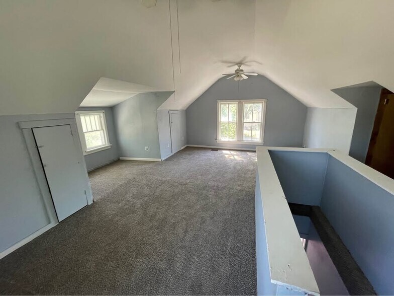 Building Photo - 518 W Cave Springs Ave