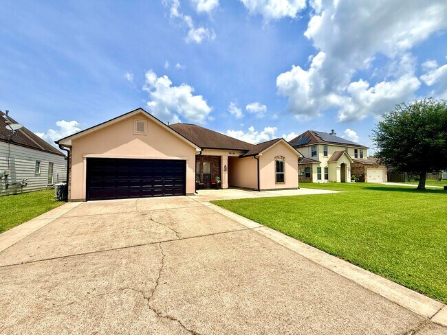 Building Photo - 39122 Bayou View Ave