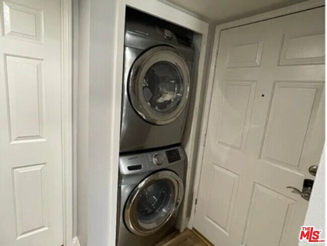 Building Photo - 18640 Collins St