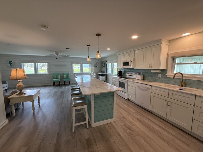 Building Photo - 637 Los Altos