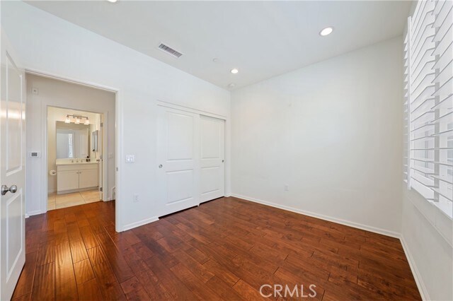 Building Photo - 75 Emerald Clover