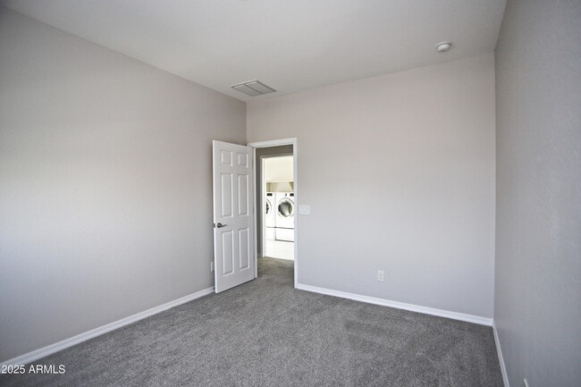 Building Photo - 947 E Ladbroke Way