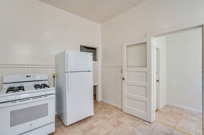 Building Photo - Top Floor Presidio Heights 1BD/1BA. On-sit...