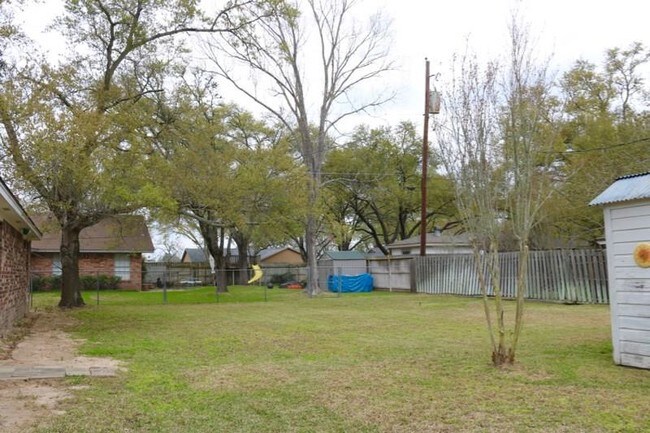 Building Photo - 903 Milroy Dr W