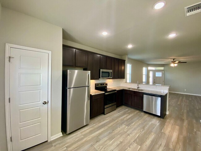Building Photo - Luxury Townhouse in Cibolo