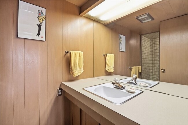 Building Photo - 951 Pembroke Rd