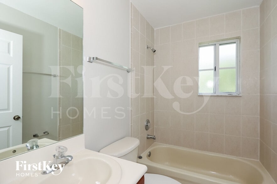 Building Photo - 3168 NE 4th St