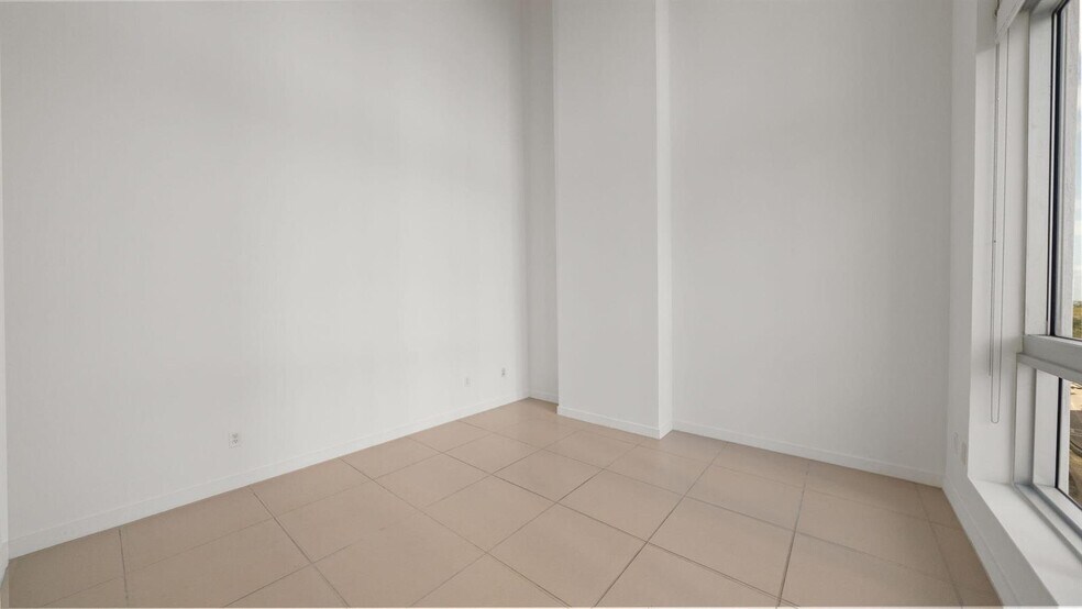 Building Photo - 300 S Biscayne Blvd