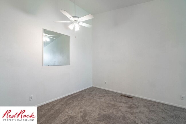Building Photo - Charming 2 Bed / 1 Bath Apartment in a Prime Location