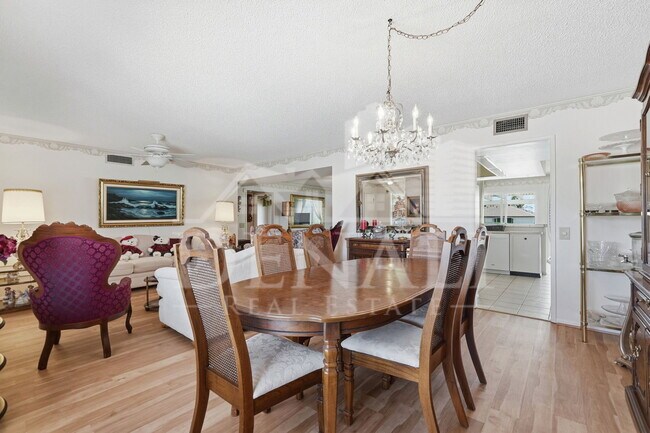 Building Photo - 9807 W Mockingbird Dr