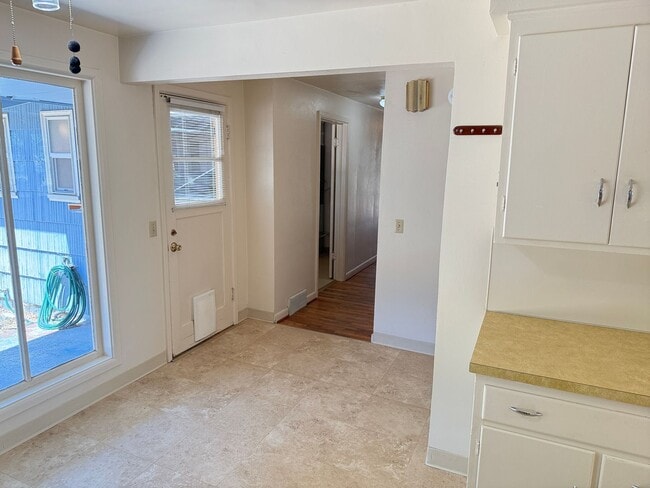 Building Photo - 3 bedroom, 1.5 bath house in Eugene!