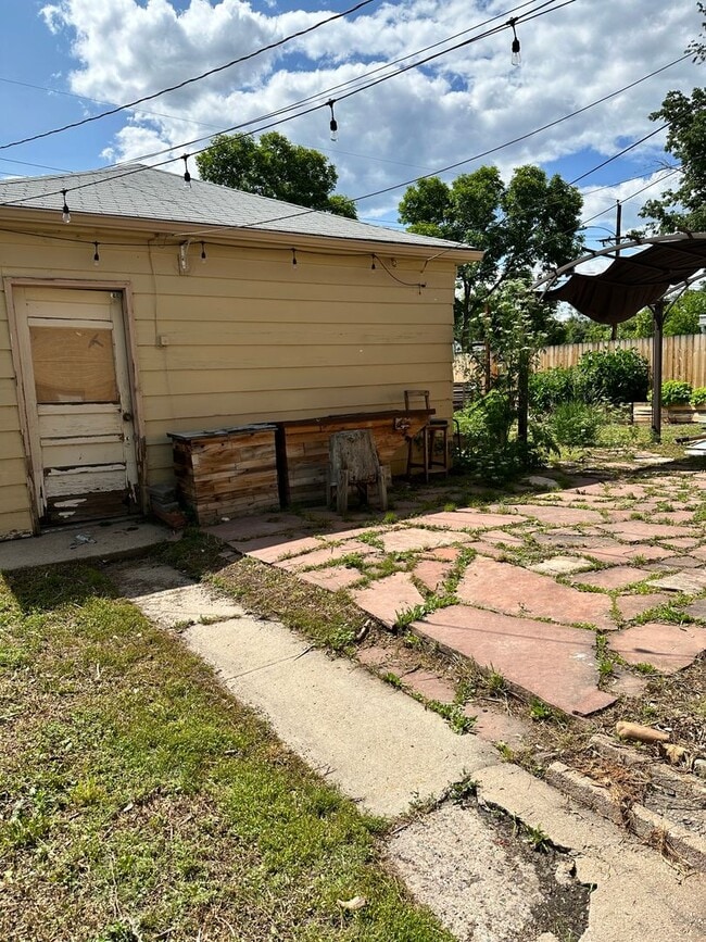 Building Photo - Awesome ranch style home 2bed+2offices 2ba...