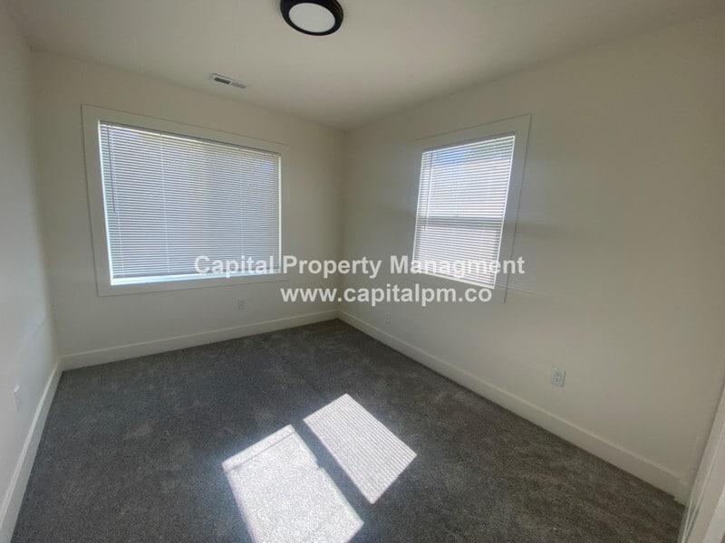 Building Photo - 915 Crandall Ave S
