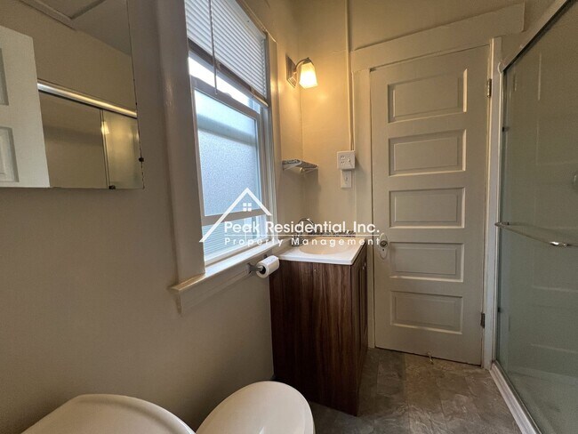 Building Photo - Charming 3bd/1ba Midtown Apartment-Must See!