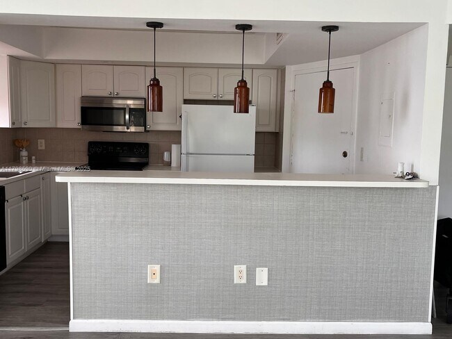 Building Photo - 1301 NE Miami Gardens Dr
