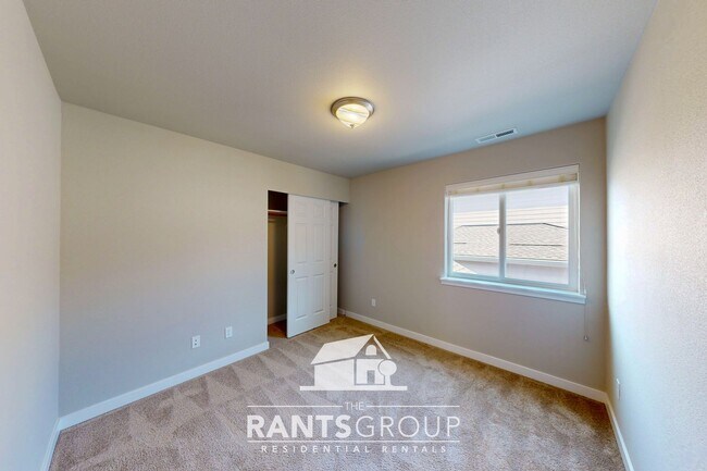 Building Photo - Beautiful 3 bedroom, 2.5 bath, 2-story home in Steilacoom Ridge
