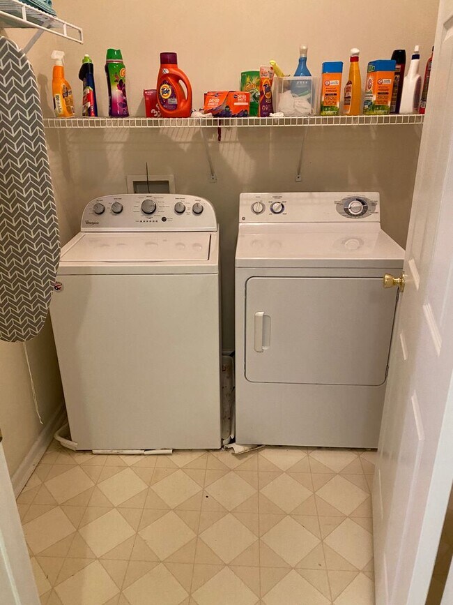 Building Photo - Wonderful 3 bedroom/2.5 bathroom House with 2 Car Garage in Snapfinger!