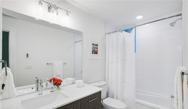 Building Photo - Magnolia Townhome
